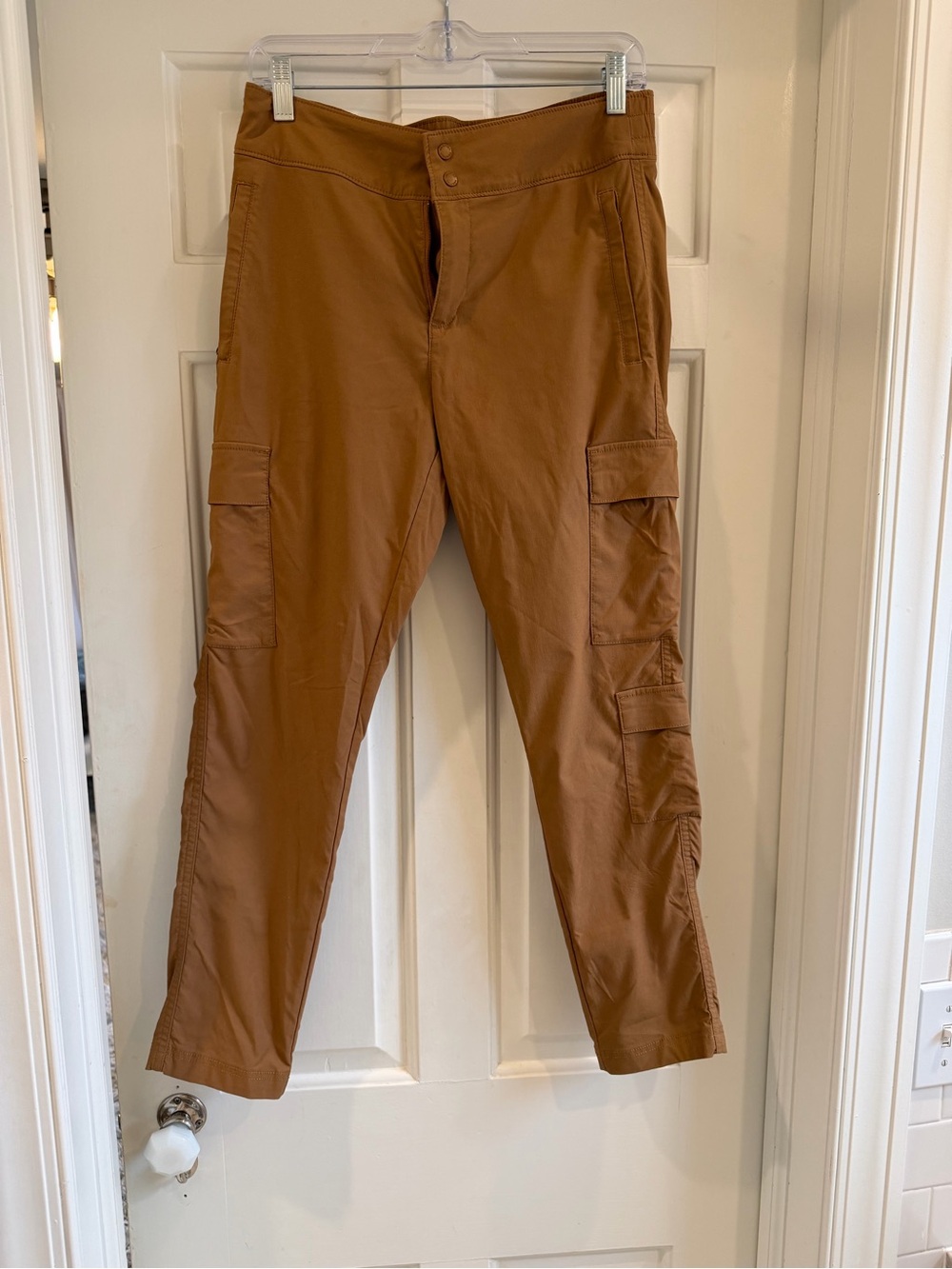Women's Straight-Leg Performance Cargo Pants in Brown
